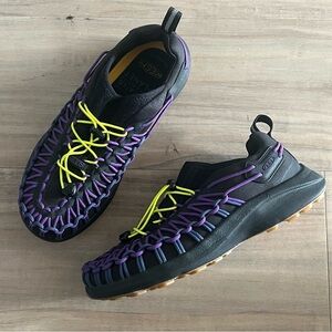 Keens Woman’s Uneek SNK Bungee Sneakers in a 7